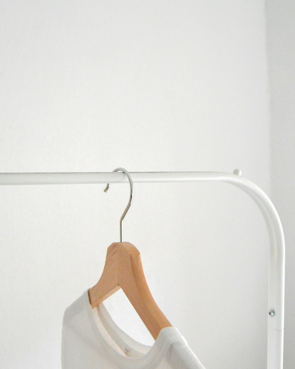 Chemise blanche fraîchement repassée sur un cintre