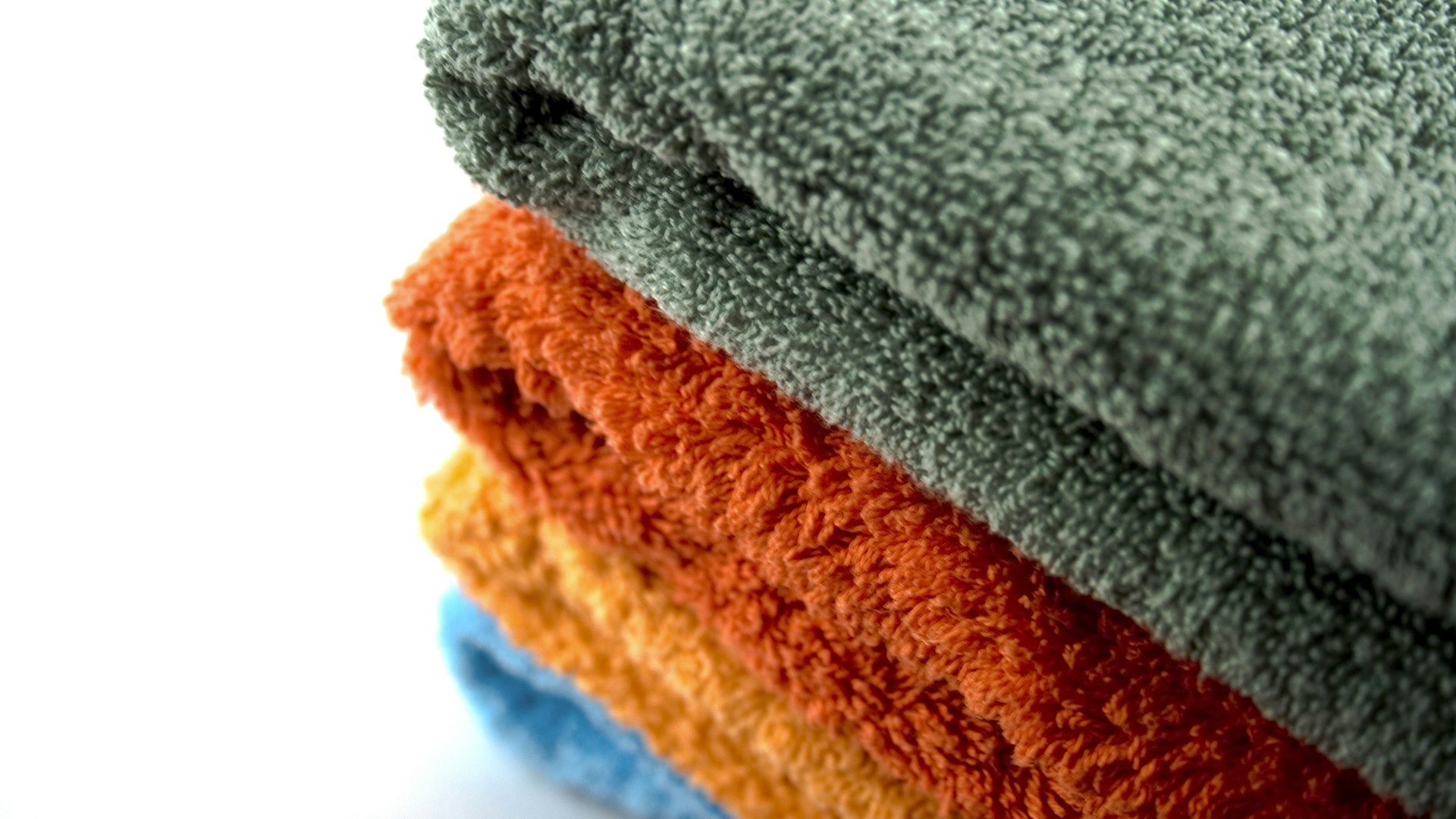 Linge fraîchement lavé et plié, empilé avec soin